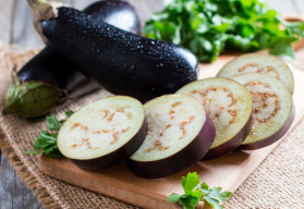 Kdysi se pěstoval jen jako okrasná rostlina, plody lilku jsou však lahůdkou 